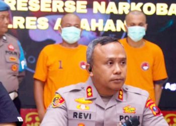 Kapolres Asahan, AKBP Revi Nurvelani
saat paparan dua kurir narkoba yang merupakan pekerja migran. (Foto Ist)