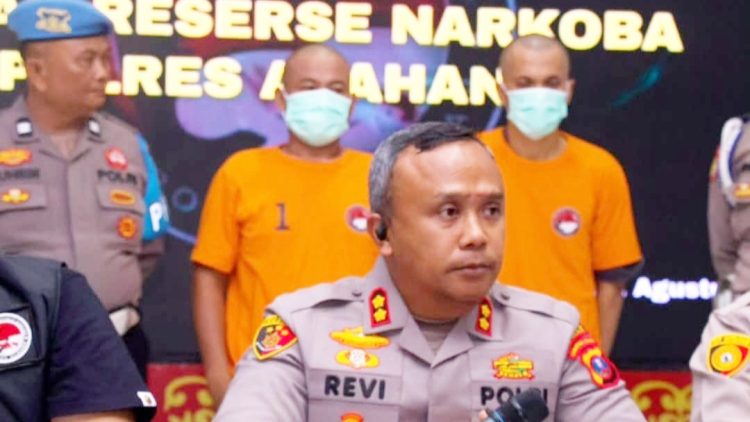Kapolres Asahan, AKBP Revi Nurvelani
saat paparan dua kurir narkoba yang merupakan pekerja migran. (Foto Ist)