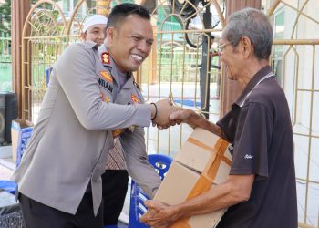 Kapolres Tanjungbalai AKBP Welman Feri, S.I.K. menggelar kegiatan Bakti Sosial (Baksos) di Mesjid Taqwa