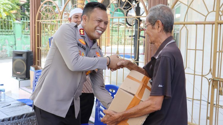 Kapolres Tanjungbalai AKBP Welman Feri, S.I.K. menggelar kegiatan Bakti Sosial (Baksos) di Mesjid Taqwa