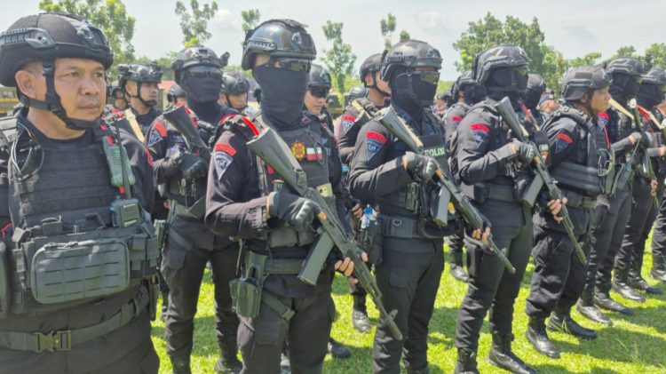 Personil gabungan yang akan turun ke diskotik Marcopolo di Jalan Sei Petani, Dusun VII, Desa Namorube Julu, Kecamatan Kutalimbaru, Deliserdang. (Foto Ist)/