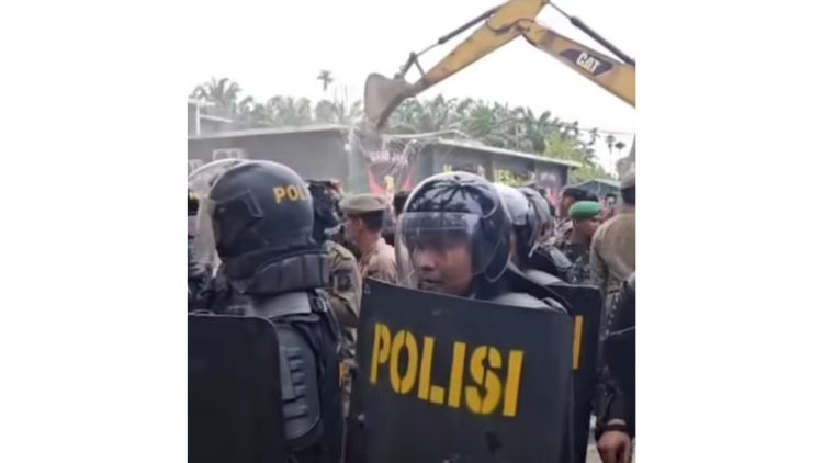 Personil gabungan dari TNI - Polri bersama Satpol PP Pemprovsu melakukan pembongkaran diskotik Marcopolo. (Foto Ist)