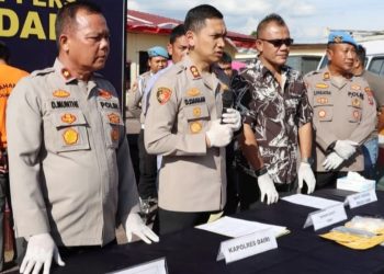 Kapolres Dairi AKBP Otniel Siahaan saat paparan penangkapan supir angkot jadi kurir narkoba. (Foto Ist)