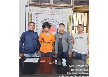 Pelaku Dian Pratama beserta barang bukti diamkan di Sat Resnarkoba Polres Simalungun