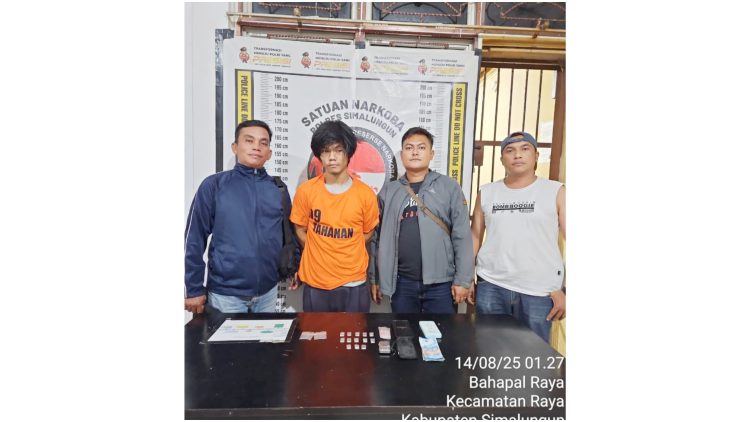 Pelaku Dian Pratama beserta barang bukti diamkan di Sat Resnarkoba Polres Simalungun