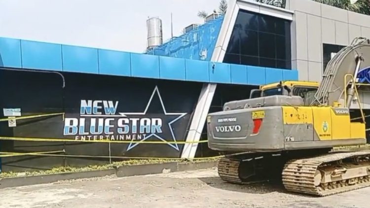 Diskotik New Blue Star dirobohkan. (Foto Ist)