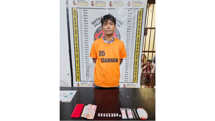 Pelaku Toni beserta barang bukti