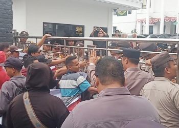 Massa Gerakan Peduli Adhyaksa Pematangsiantar mencoba memaksa masuk ke Kantor Kejari Pematangsiantar