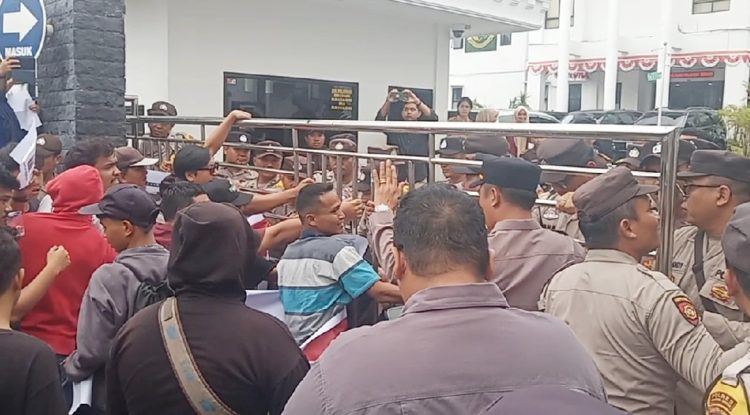 Massa Gerakan Peduli Adhyaksa Pematangsiantar mencoba memaksa masuk ke Kantor Kejari Pematangsiantar