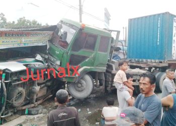 Truck Interculer saat tabrak bus CV Simpati dan Rumah Warga