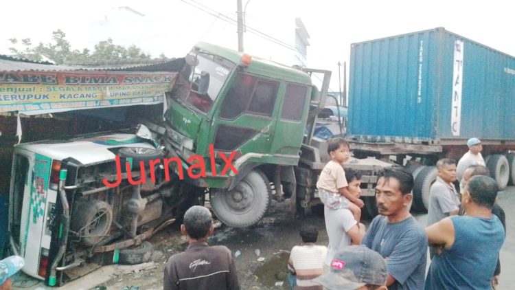 Truck Interculer saat tabrak bus CV Simpati dan Rumah Warga