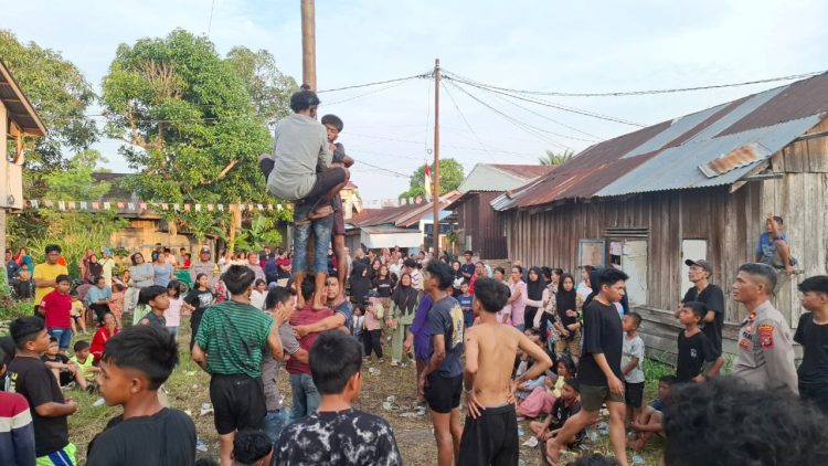 Polsek Tanjung Balai Selatan (TBS) menggelar perlombaan Panjat Pinang