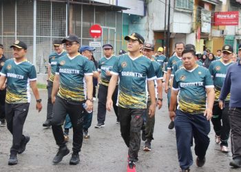 Wali Kota Tanjungbalai Mahyaruddin Salim didampingi Ketua TP-PKK Ny Mashandayani Mahyaruddin dan Wakil Wali Kota Muhammad Fadly Abdina jalan sehat bersama Kepala Bantantin Sahat Manaor Panggabean
