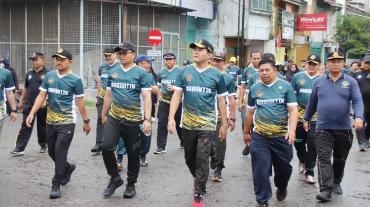 Wali Kota Tanjungbalai Mahyaruddin Salim didampingi Ketua TP-PKK Ny Mashandayani Mahyaruddin dan Wakil Wali Kota Muhammad Fadly Abdina jalan sehat bersama Kepala Bantantin Sahat Manaor Panggabean