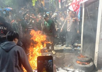 Ricuh mahasiswa di Gedung DPRD Sumut. (Foto Romulo Sinaga)