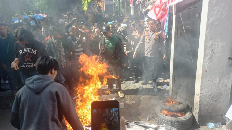 Ricuh mahasiswa di Gedung DPRD Sumut. (Foto Romulo Sinaga)