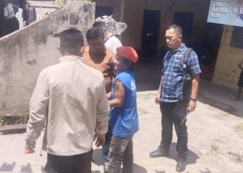 Kanit Reskrim IPDA Ganda Rejeki Sinaga SH saat amankan terduga pelaku pengancaman di TKP