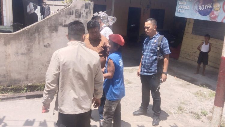 Kanit Reskrim IPDA Ganda Rejeki Sinaga SH saat amankan terduga pelaku pengancaman di TKP
