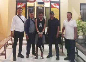 Kanit Reskrim IPDA Jhonson Panjaitan saat mengerjakan terduga pelaku PH kepada pihak Polres Toba