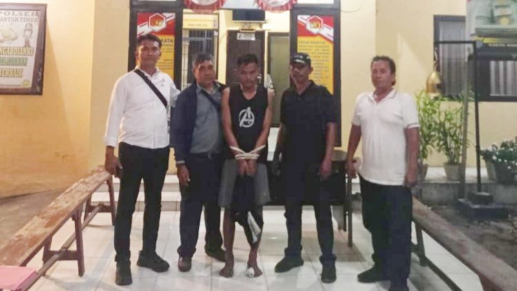 Kanit Reskrim IPDA Jhonson Panjaitan saat mengerjakan terduga pelaku PH kepada pihak Polres Toba