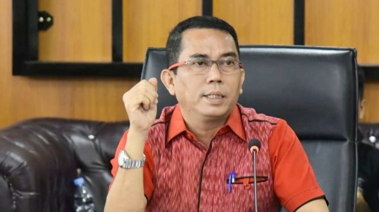 Ketua Komisi 4 DPRD Medan Paul Mei Anton Simanjuntak saat menggelar Rapat Dengar Pendapat (RDP) persoalan reklame milik PT Pelangi dan PT Sumo. (Foto Ist)