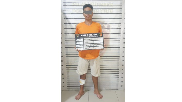 Pelaku pembongkaran rumah yang ditangkap personil Polsek Patumbak. (Foto Ist)