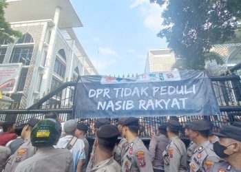 Aksi massa mahasiswa Cipayung Plus Sumut di Gedung DPRD Sumut.(Foto Romulo)