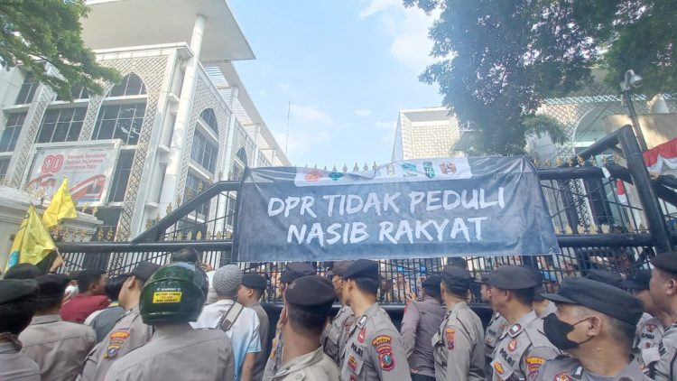 Aksi massa mahasiswa Cipayung Plus Sumut di Gedung DPRD Sumut.(Foto Romulo)