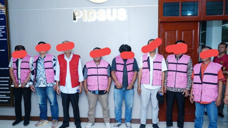 Ke 8 tersangka dugaan korupsi pembangunan dan perbaikan jalan pada Dinas PUTR di Kabupaten Batubara T.A 2023. (Foto Ist)