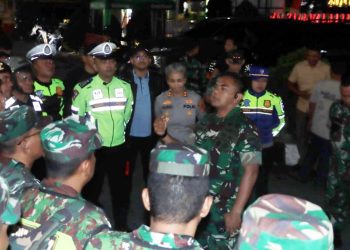 Danrem 022/Pantai Timur Kolonel Infantri Agus Supriyono, SE. M.Han dan Kapolres Pematangsiantar AKBP Sah Udur T.M. Sitinjak SH. SIK. MH berikan para personil gabungan