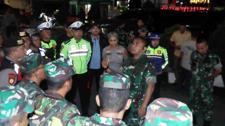 Danrem 022/Pantai Timur Kolonel Infantri Agus Supriyono, SE. M.Han dan Kapolres Pematangsiantar AKBP Sah Udur T.M. Sitinjak SH. SIK. MH berikan para personil gabungan