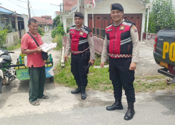 Personil Sat Samapta saat berikan sembako kepada warga membutuhkan