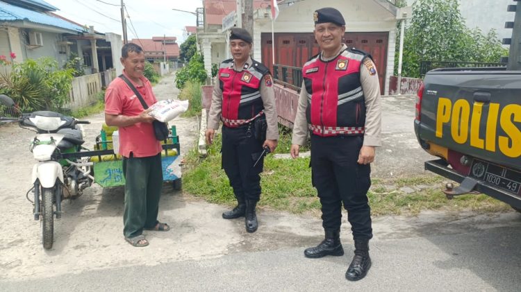 Personil Sat Samapta saat berikan sembako kepada warga membutuhkan