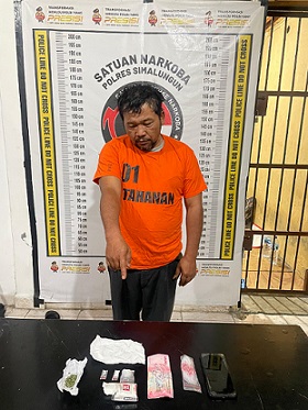 pelaku Indra Jaya Sembiring beserta barang bukti diamankan di Sat Resnarkoba Polres Simalungun