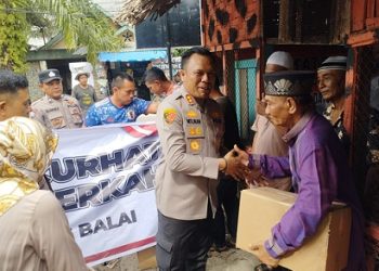 Kapolres Tanjungbalai AKBP Welman Feri, S.I.K. M.I.K bersama Kapolsek Datuk Bandar AKP J. H Turnip, S.E, KBO Sat Binmas Iptu P. Saragi, S.H dan personil Polsek Datuk Bandar melaksanakan kegiatan Jumat Berkah kepada masyarakat