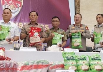 Dirtipideksus Bareskrim Polri menyita 132,65 ton beras produksi PT Food Station (FS), dari hasil uji laboratorium Kementerian Pertanian terhadap empat merek, Setra Ramos Biru, Setra Ramos Merah, Setra Pulen, dan Setra Wangi, menunjukkan sampel tidak sesuai dengan standar mutu beras premium. (Foto Ist)