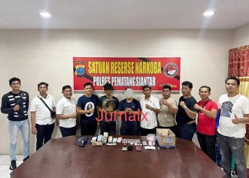 Kasat Resnarkoba AKP Irwatan Sembiring bersama anggotanya mengapit Oknum Diduga Bandar Sabu AK alias Membot dan DABB alias Dedi beserta barang bukti 