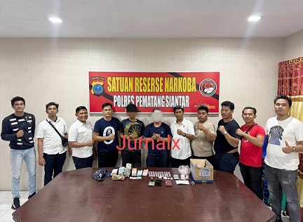 Kasat Resnarkoba AKP Irwatan Sembiring bersama anggotanya mengapit Oknum Diduga Bandar Sabu AK alias Membot dan DABB alias Dedi beserta barang bukti