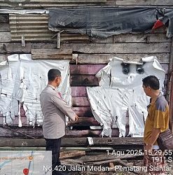 personil piket Polsek Siantar Timur gerak cepat cek TKP kebakaran rumah warga di Jalan Ahmad Yani Simpang Rambung Merah