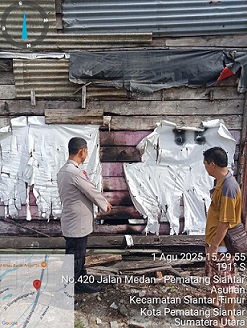 personil piket Polsek Siantar Timur gerak cepat cek TKP kebakaran rumah warga di Jalan Ahmad Yani Simpang Rambung Merah