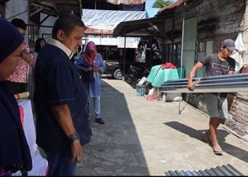 Ketua Fraksi Partai Demokrat DPRD Kota Medan, H. Iswanda Ramli turun langsung berikan bantuan ke kawasan Jalan Brigjen Katamso Gang Masjid, Kelurahan Kampung Baru, Kecamatan Medan Maimun, l (Foto Ist)