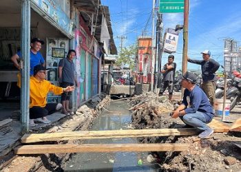 Wali Kota Tanjungbalai, Mahyaruddin Salim, meninjau langsung pelaksanaan normalisasi dan pembongkaran drainase di jalan Pahlawan, Kecamatan Tanjungbalai Selatan (TBS)