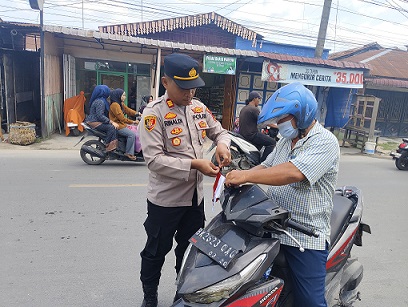 Akp Rinaldi Sambut HUT Kemerdekaan RI ke 80, Polsek Teluk Nibung Bagikan Bendera ...