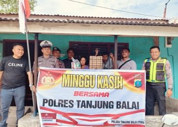 Kapolsek TBU IPTU M. Rony memberikan bantuan sosial (Bansos) berupa sembako kepada warga membutuhkan, Bapak R. Situmeang