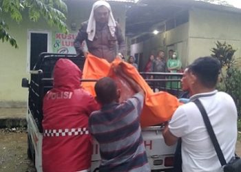 Jenajah korban AIPTU Purn. PGM saat dievakuasi personil Polsek Siantar Martoba saat di TKP 
