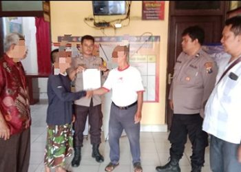 piket Bhabinkamtibmas BRIPKA Agus Rumahorbo dan BRIPKA Irwan Surya Darma serta piket Jaga menyelesaikan masalah dugaan penganiayaan