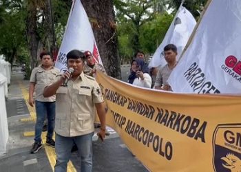 Anggota DPRD Kota Binjai, Ronggur Raja Doli Simorangkir beserta sejumlah kader Partai Gerindra, berunjuk rasa di rumah dinas Kapolda Sumut dan Kantor Gubernur untuk meminta sikap menindak TMH di Desa Tanjung Pamah yang diduga jadi barak narkoba. (Foto Ist)