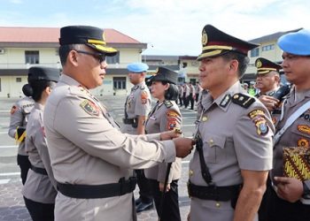Kapolrestabes Medan, Kombes Pol. Dr. Gidion Arif Setyawan memimpin upacara serah terima jabatan (sertijab) Kabag SDM dan Kapolsek Medan Tembung. (Foto Ist)