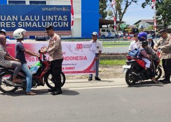 Polres Simalungun Bagikan 2500 Bendera Merah Putih kepada Pengendara