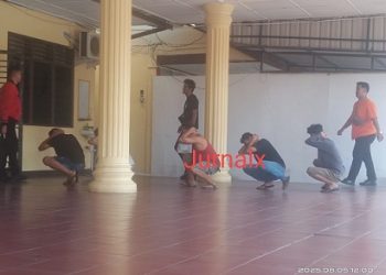 Para laki laki positif (+) pengguna narkoba saat diamankan ke ruangan pemeriksaaan Sat Resnarkoba Polres Pematangsiantar